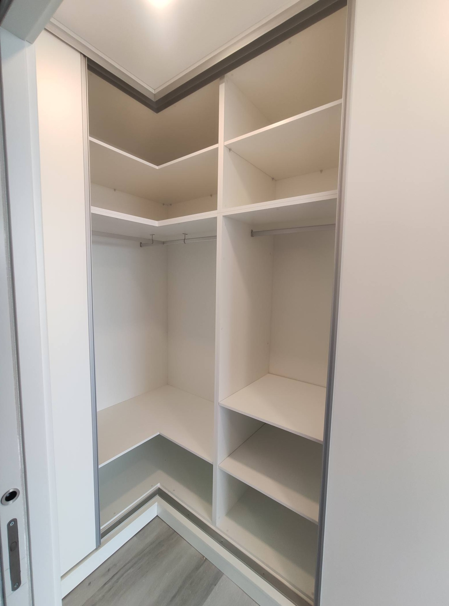 Roupeiro e soluções de arrumação montados