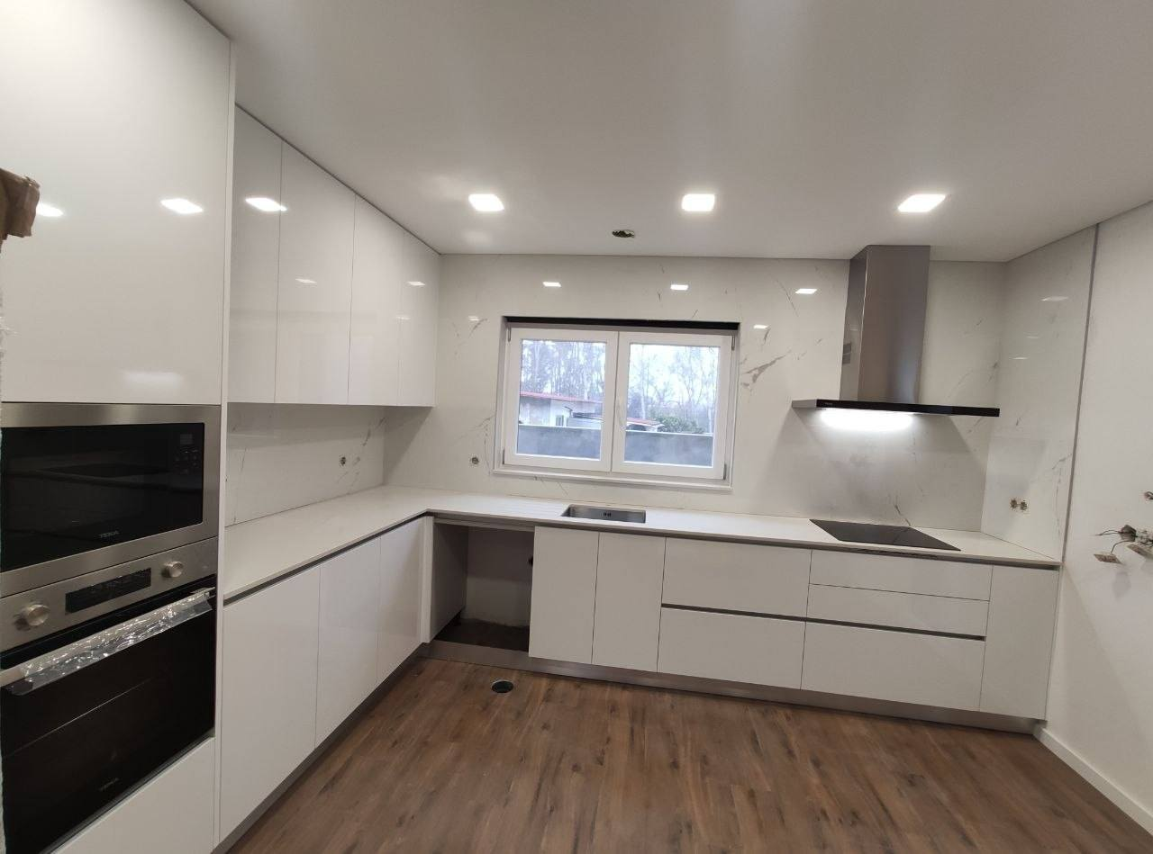 Cozinha modular com bancada e eletrodomésticos