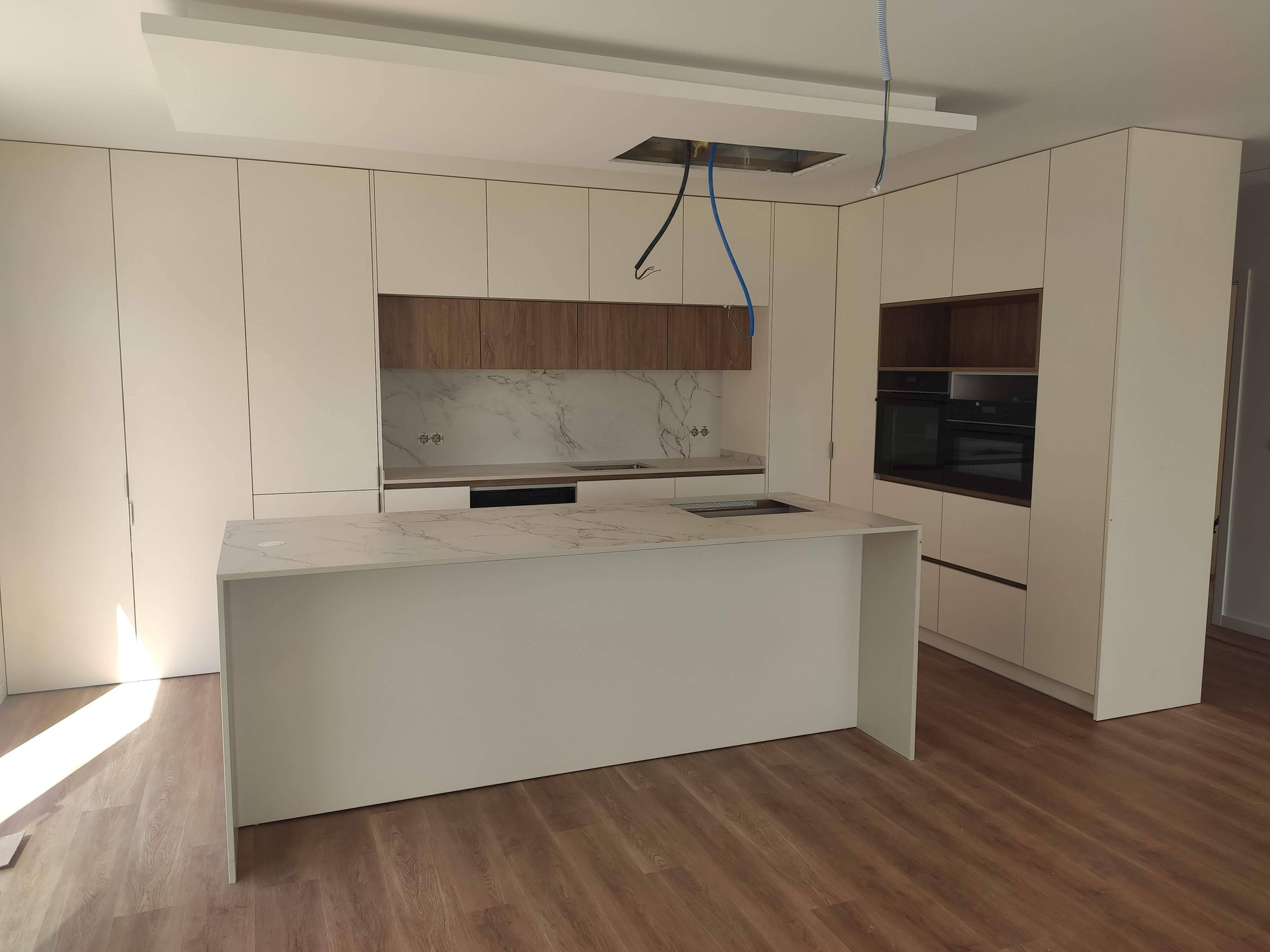 Cozinha com ilha e iluminação integrada